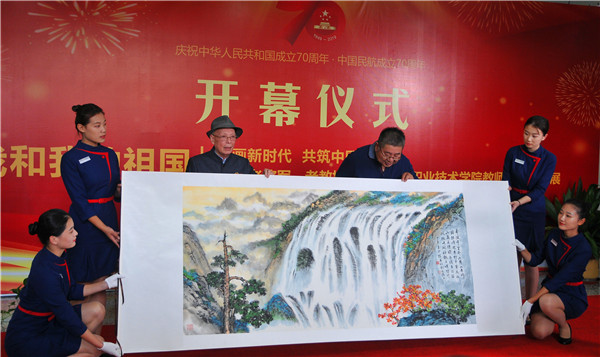 陈英明教授向best365中国官方网站捐赠书画长卷（吴秀山摄）.jpg