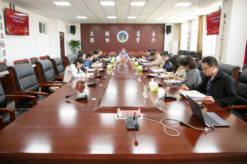 校党委举办树立和践行正确政绩观学习教育读书班
